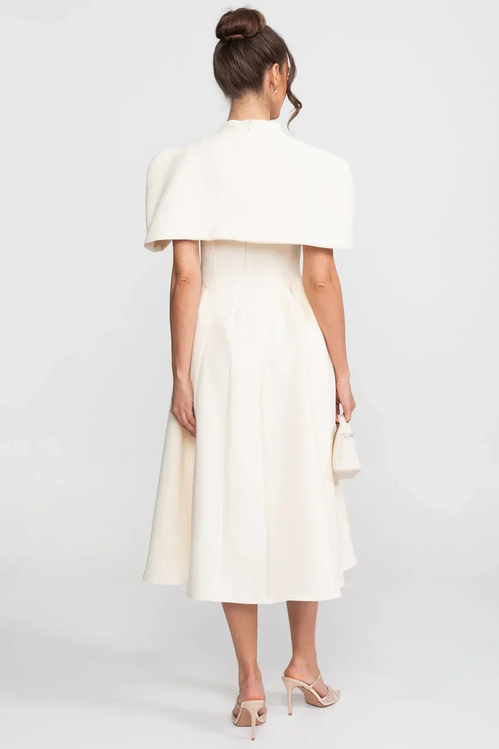 Vestido Escultural de Alta Costura com Decote em V e Efeito Capa Sobreposta