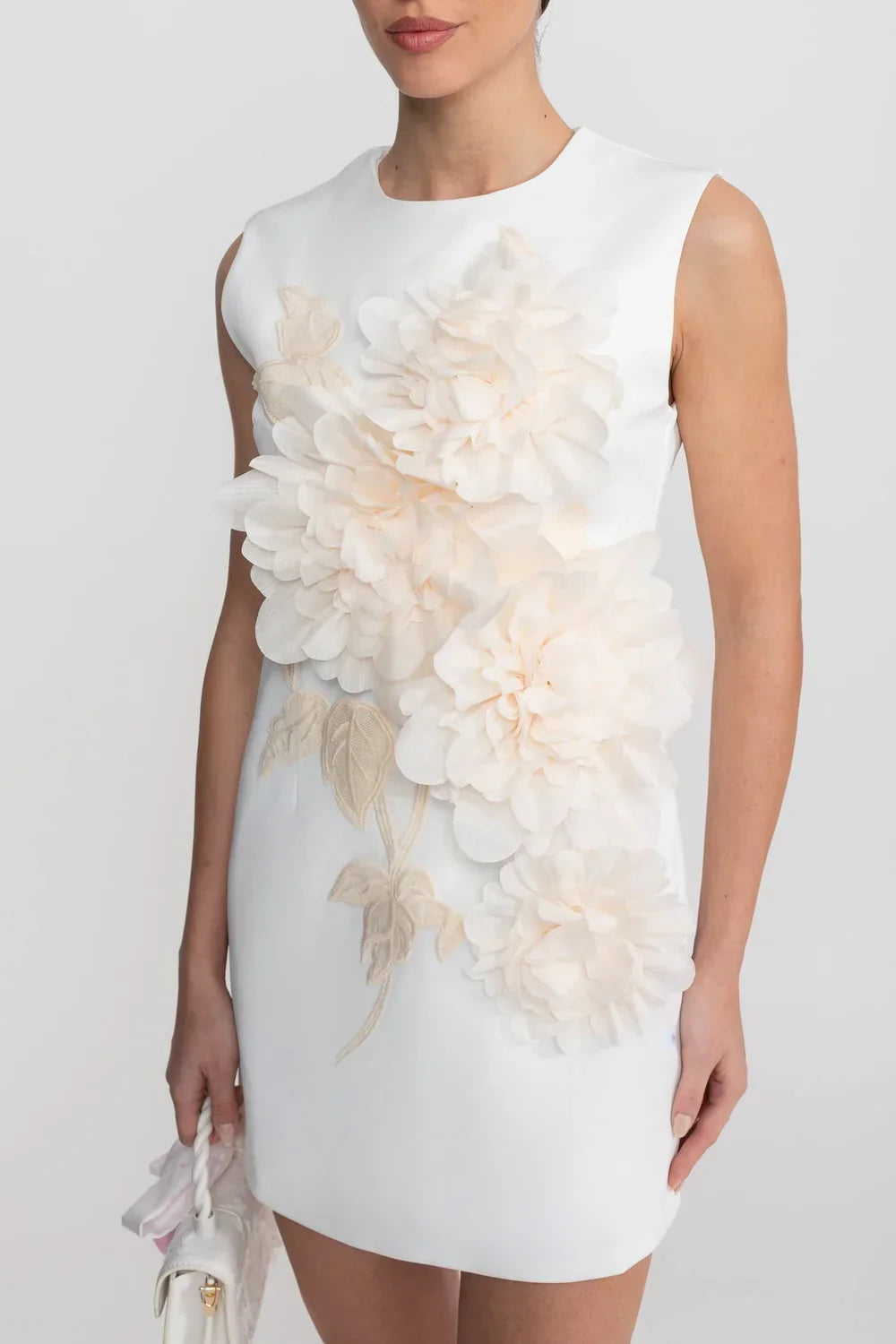 Vestido Curto Alfaiataria com Aplicações Florais em 3D – Exclusividade e Arte
