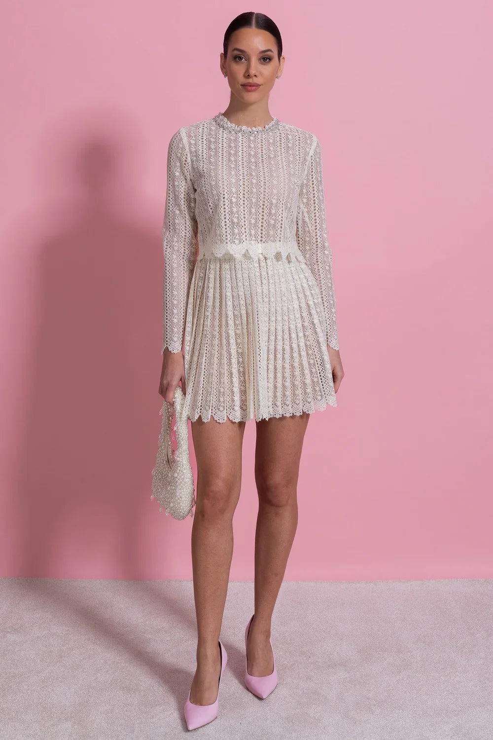 Vestido de Alta Alfaiataria em Renda com Detalhes Brilhantes