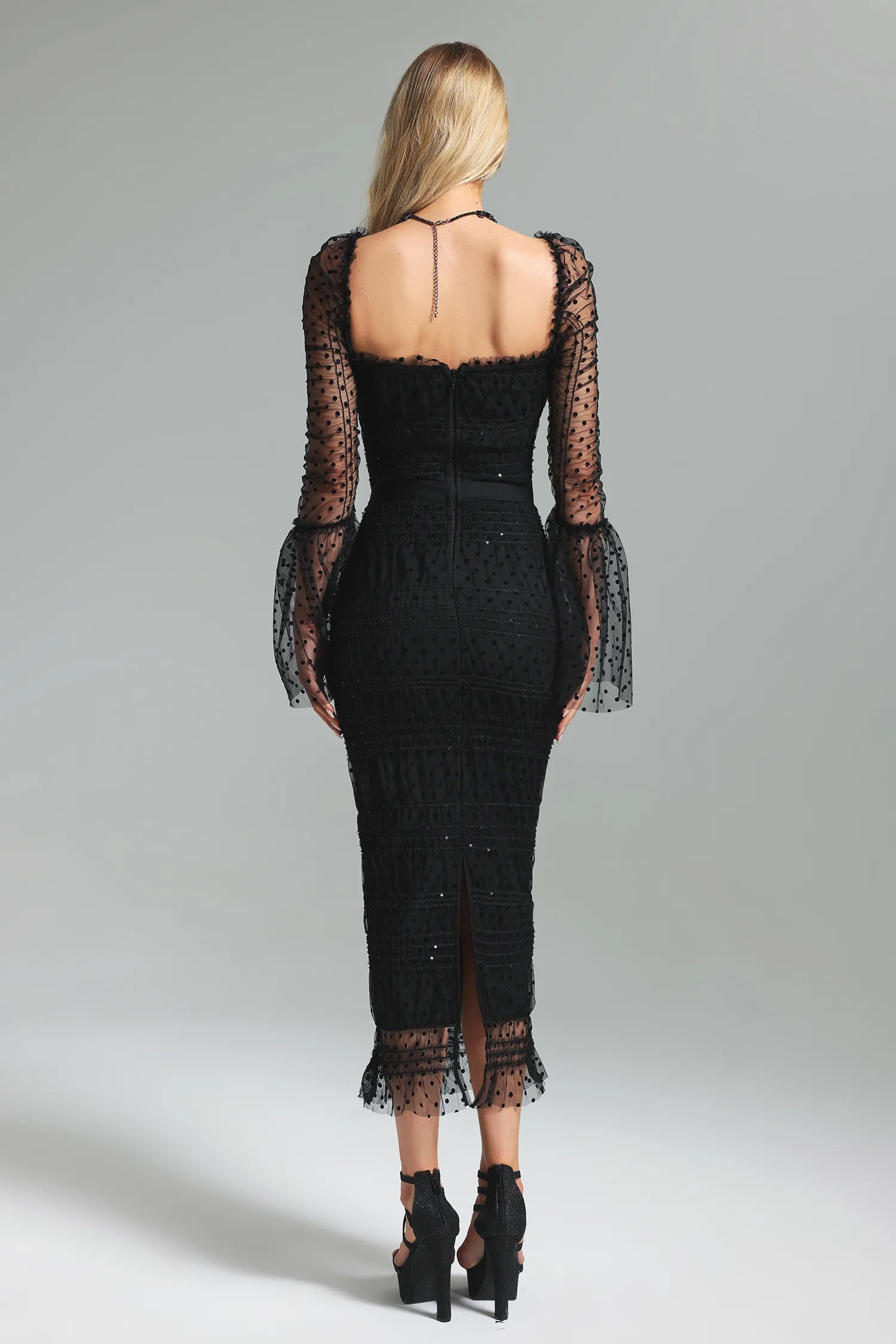 Vestido Longo Preto com Tule Translúcido, Decote Quadrado, Mangas Amplas e Cintura Marcada