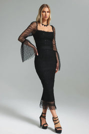 Vestido Longo Preto com Tule Translúcido, Decote Quadrado, Mangas Amplas e Cintura Marcada