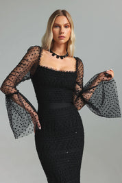 Vestido Longo Preto com Tule Translúcido, Decote Quadrado, Mangas Amplas e Cintura Marcada