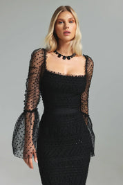 Vestido Longo Preto com Tule Translúcido, Decote Quadrado, Mangas Amplas e Cintura Marcada