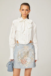 Camisa de Luxo com Gola, Laços Ornamentais e Fivelas de Pérola