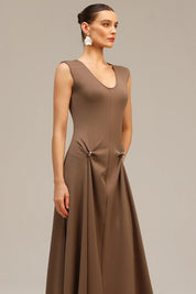 Vestido Longo Elegante com Decote V, Cintura Alta, Drapeado Sofisticado e Fivela Metálica