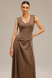 Vestido Longo Elegante com Decote V, Cintura Alta, Drapeado Sofisticado e Fivela Metálica