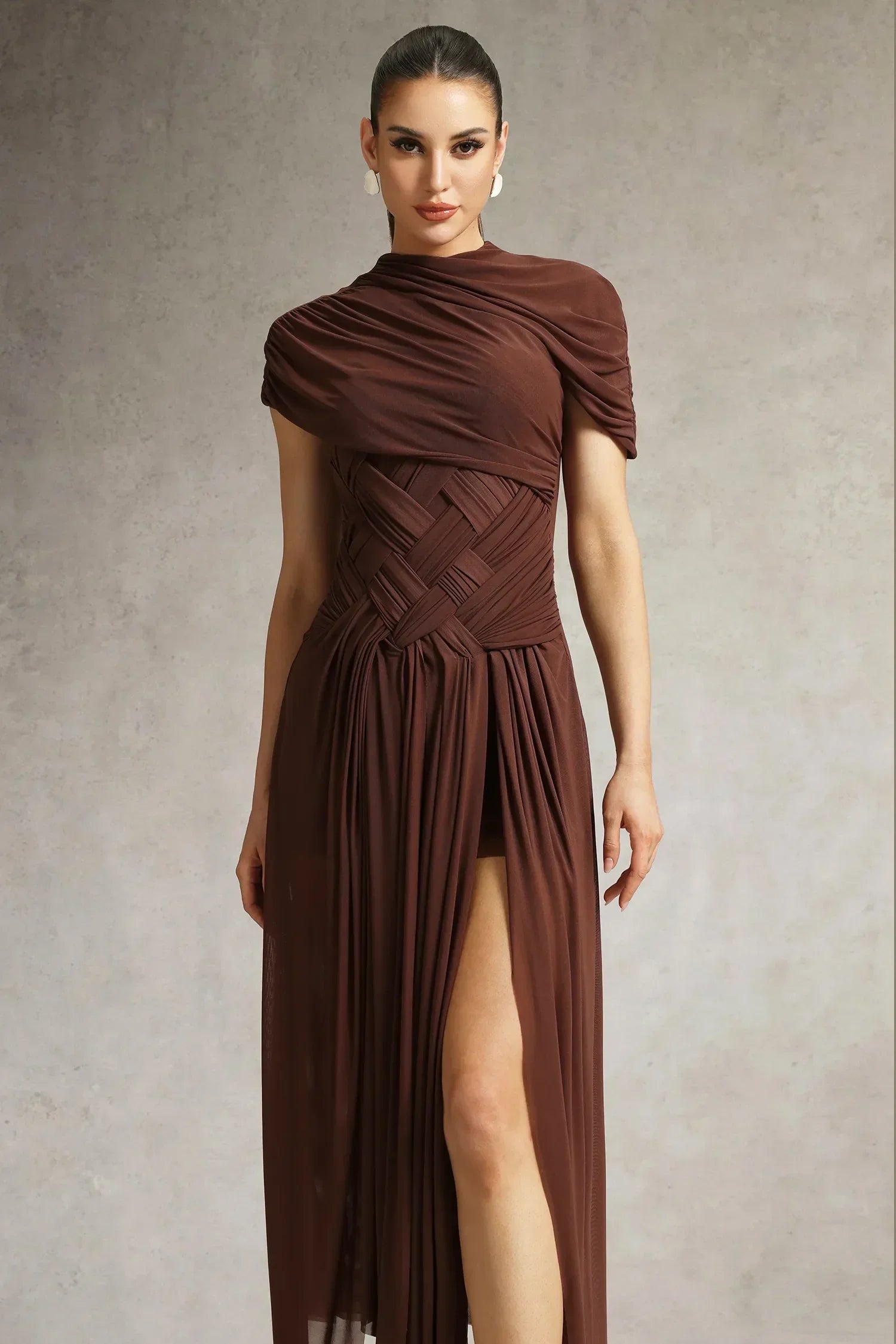 Vestido Marrom Decote Redondo, Trama Elástica e Fenda Lateral