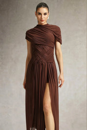 Vestido Marrom Decote Redondo, Trama Elástica e Fenda Lateral