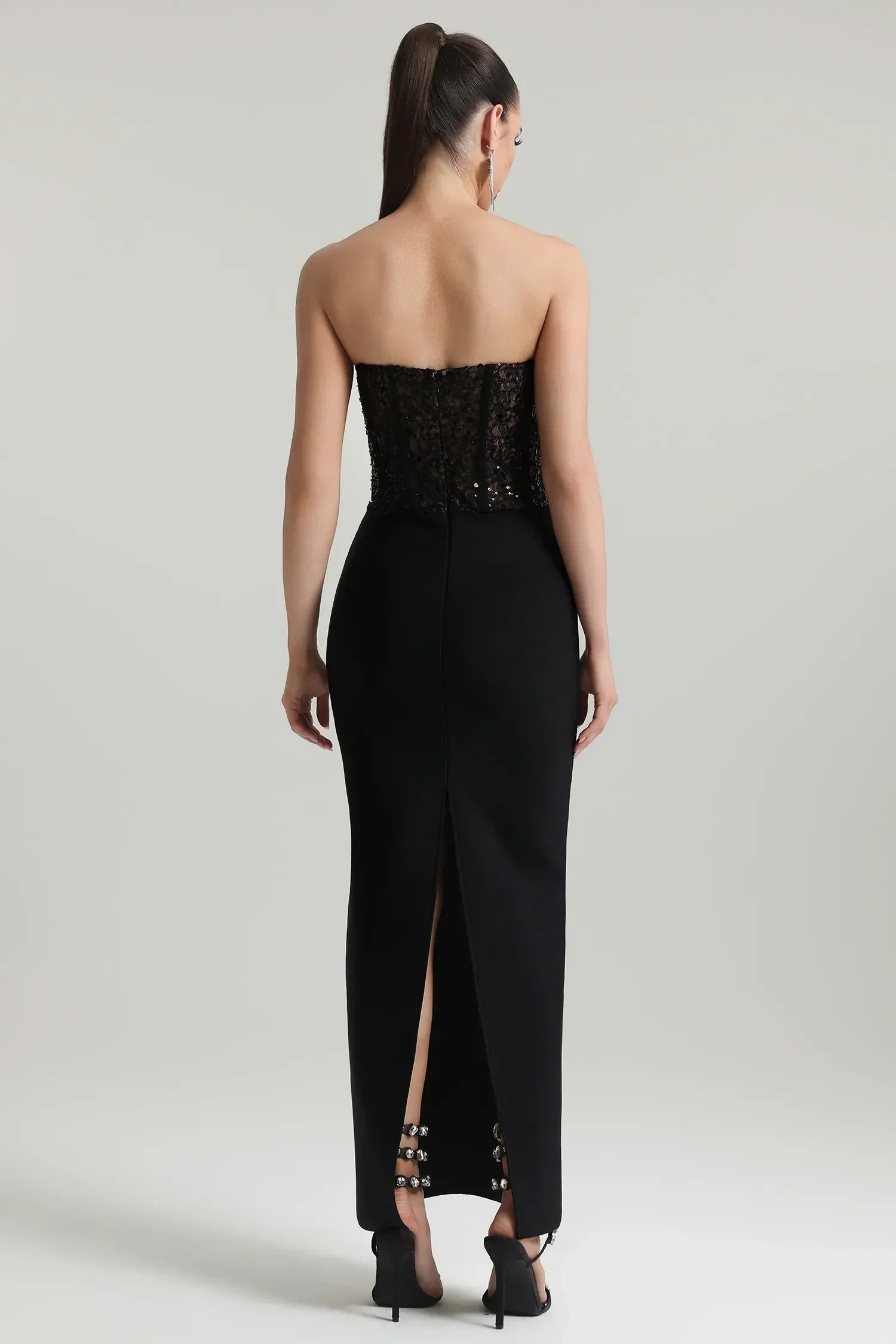 Vestido Longo Tomara que Caia com Pedrarias Bordadas à Mão, Saia Plissada e Cintura Marcada