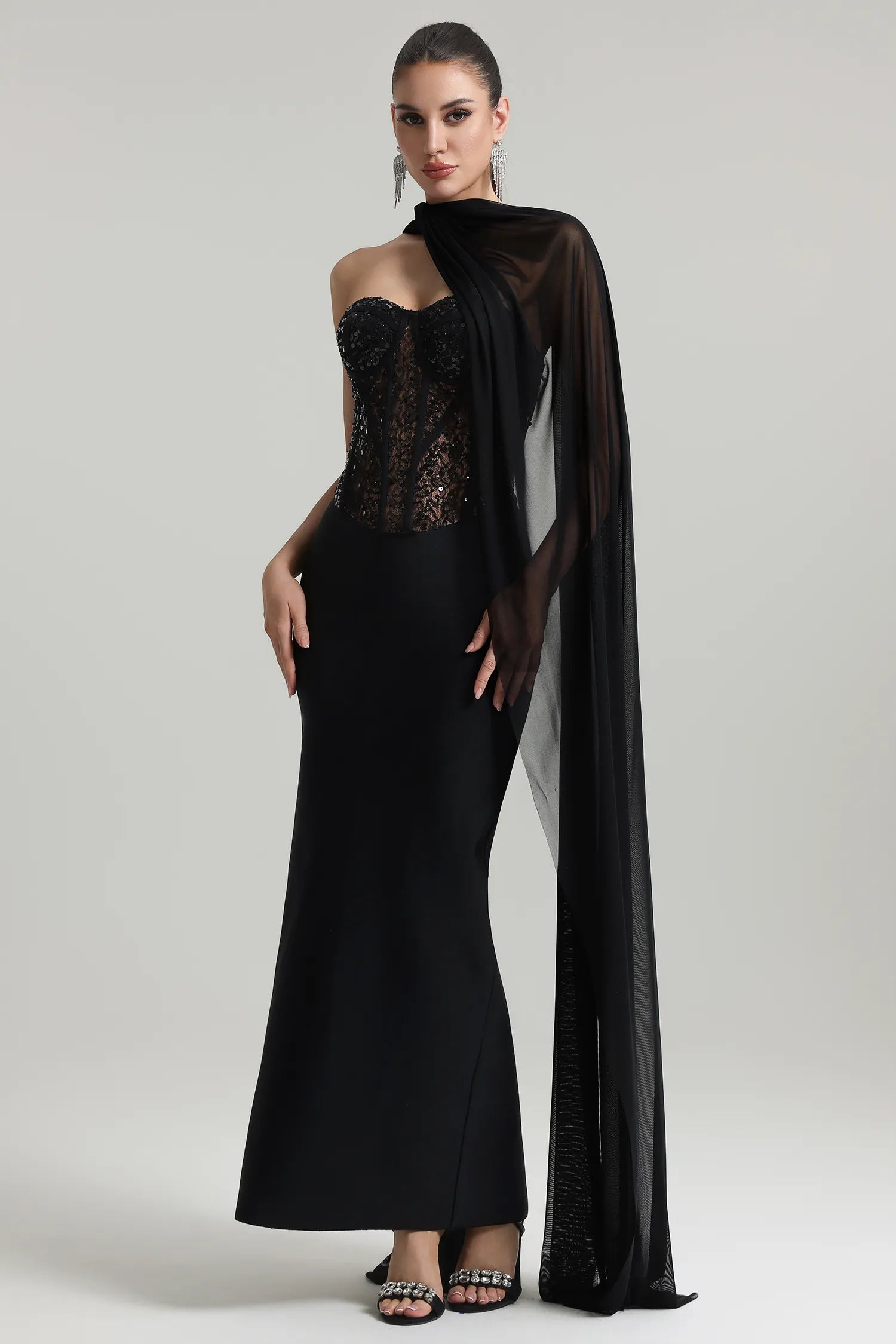Vestido Longo Tomara que Caia com Pedrarias Bordadas à Mão, Saia Plissada e Cintura Marcada