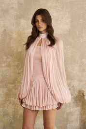 Conjunto Vestido e Capa Estruturada em Rosa Glossy