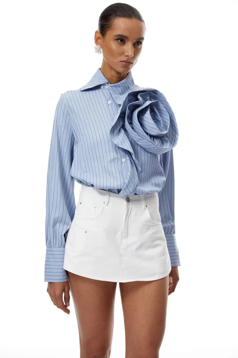 Camisa Listras Finas com Pétalas em 3D e Design de Luxo