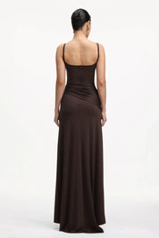 Vestido Longo Marrom com Fenda Alta e Recortes Elegantes – Modelo Drapeado