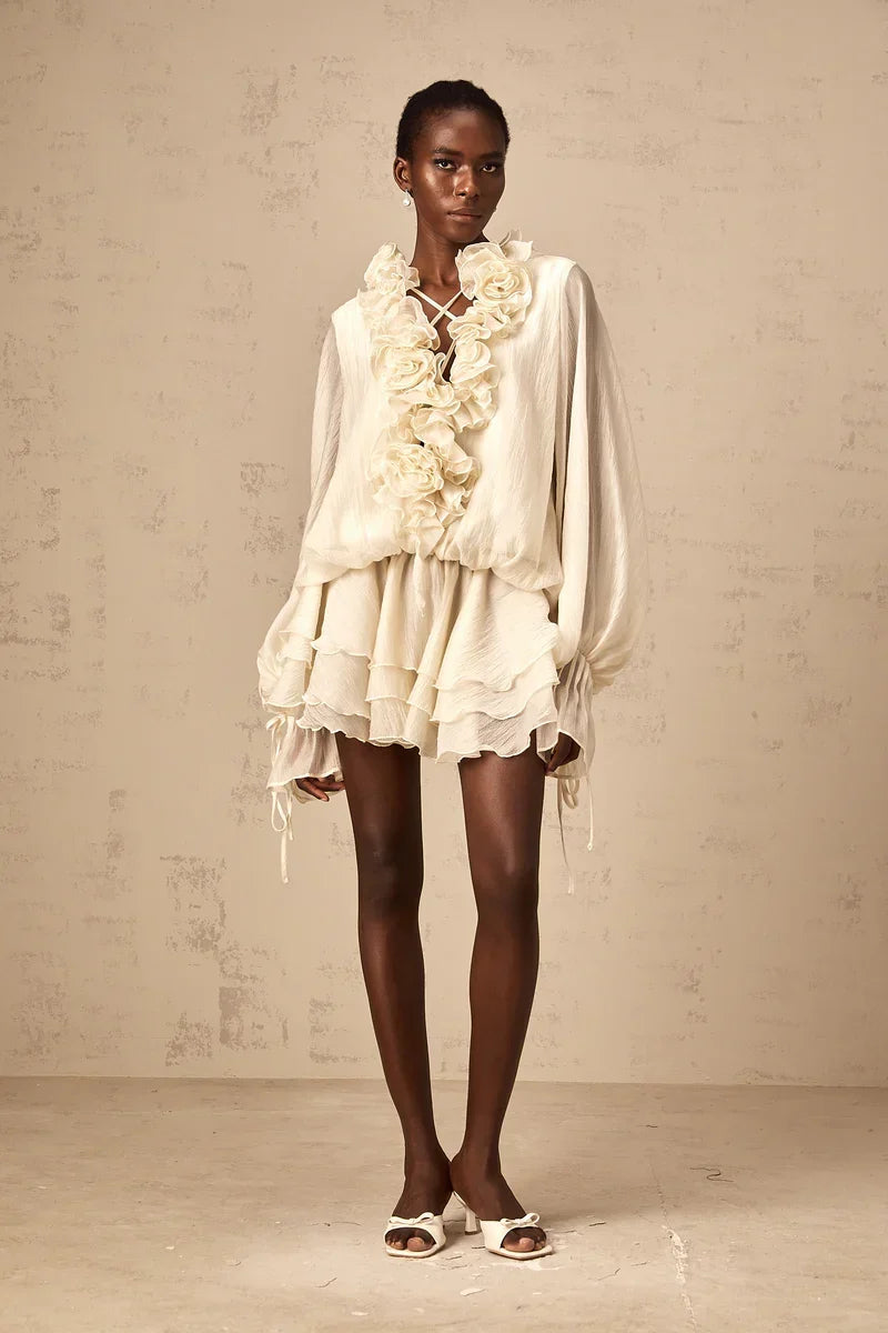 Vestido Flores em 3D, Decote em V e Detalhes em Babados