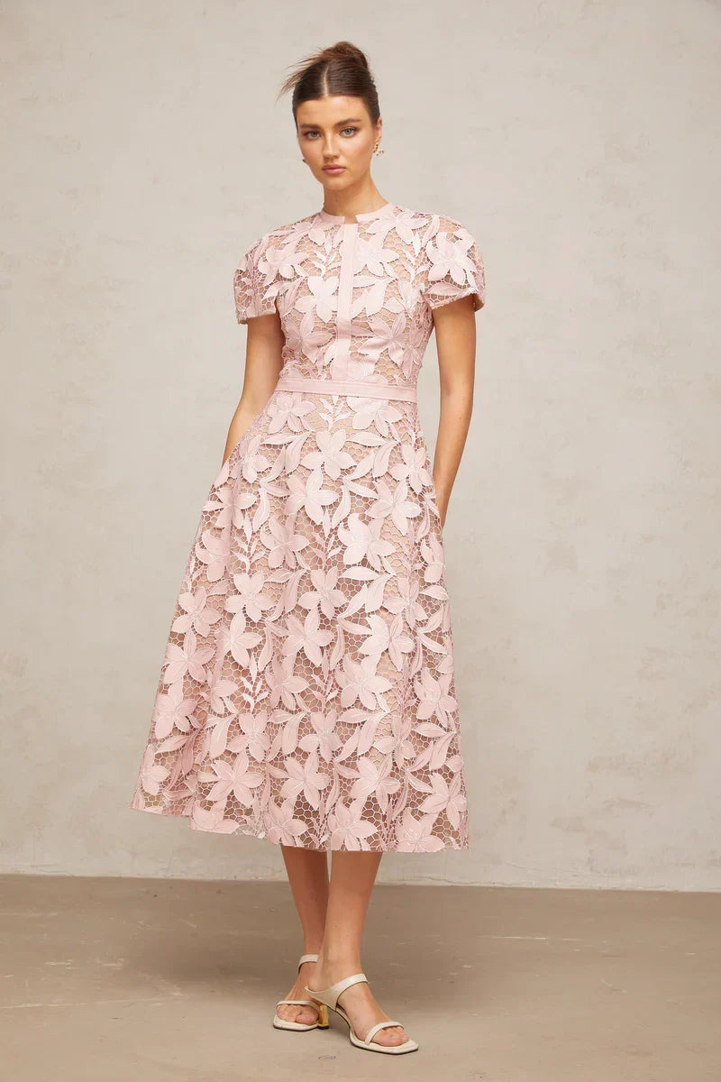 Vestido Elegante Bordado Floral, Renda Vazada e Corte em A