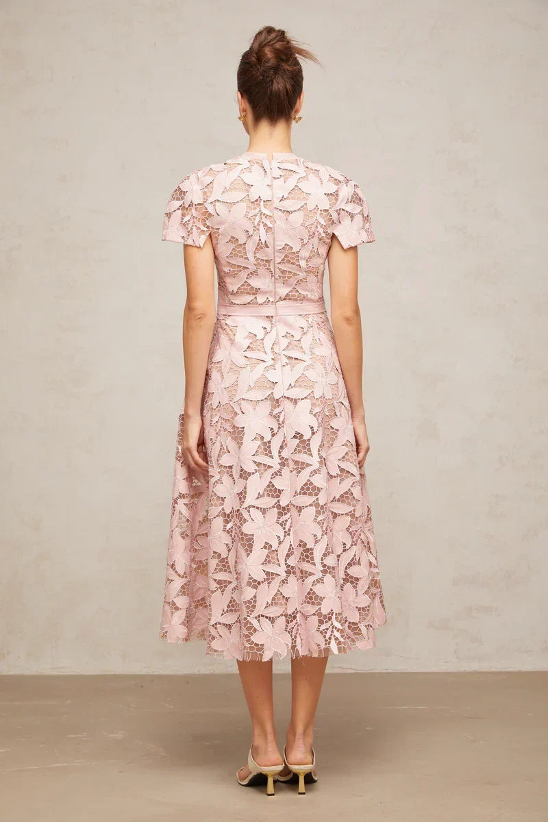 Vestido Elegante Bordado Floral, Renda Vazada e Corte em A