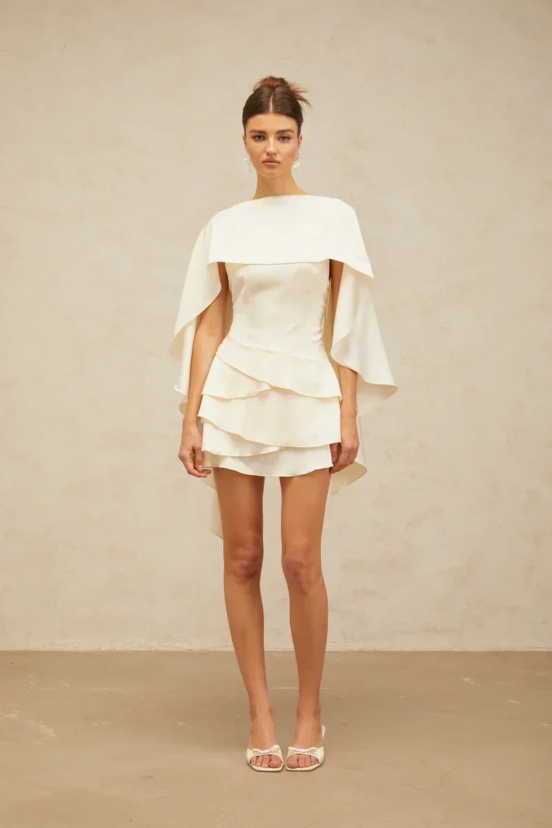 Vestido Escultural com Babados Assimétricos e Detalhe Estilo Xale