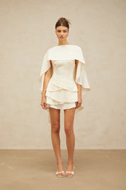 Vestido Escultural com Babados Assimétricos e Detalhe Estilo Xale