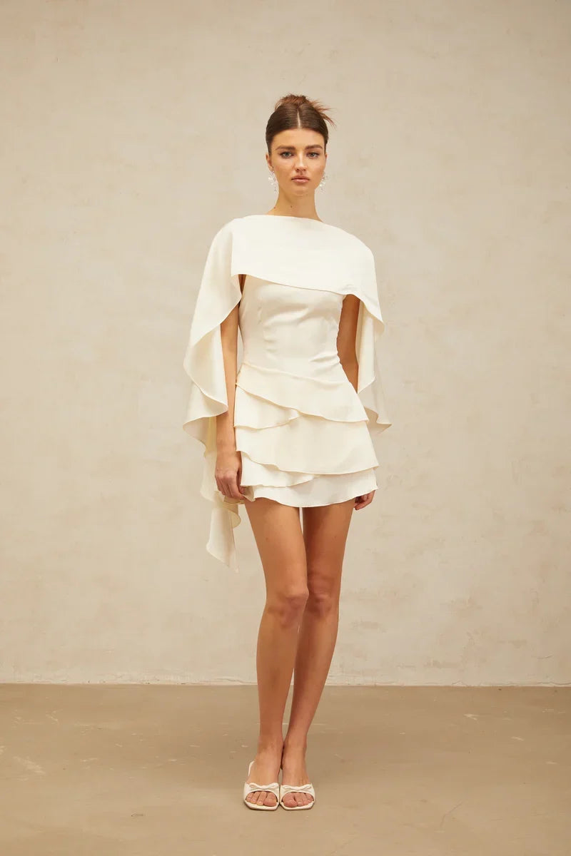 Vestido Escultural com Babados Assimétricos e Detalhe Estilo Xale