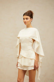 Vestido Escultural com Babados Assimétricos e Detalhe Estilo Xale