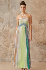 Vestido Contraste de Cores e Silhueta Alongada
