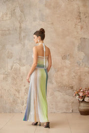 Vestido Contraste de Cores e Silhueta Alongada