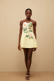 Vestido Floral com Cintura Marcada e Fluidez Natural