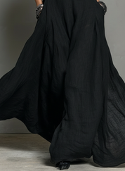 Selma | Vestido Longo Preto com Halter e Saia Volumosa