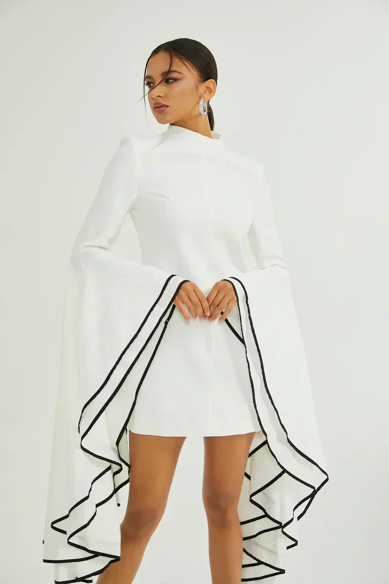 Tereza | Vestido Curto Branco em Alfaiataria com Manga Sino e Fita Preta