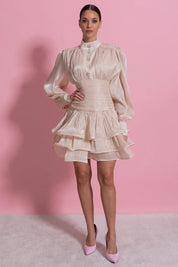 Vestido Curto Champagne Cetim Perolado – Elegância e Movimento