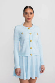 Conjunto em Tricô Estruturado -  Cardigan com Botões Dourados e Saia Plissada