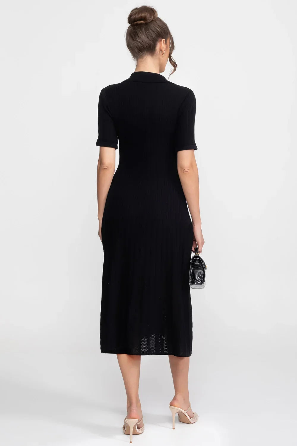 Vestido Midi em Tricô Canelado com Gola Boneca e Saia Plissada
