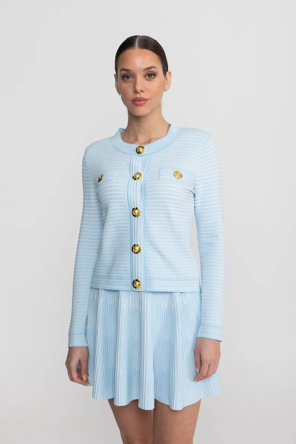 Conjunto em Tricô Estruturado -  Cardigan com Botões Dourados e Saia Plissada