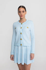 Conjunto em Tricô Estruturado -  Cardigan com Botões Dourados e Saia Plissada