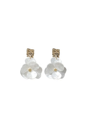 Brincos Florais Vintage Dourado com Pétalas Elegantes