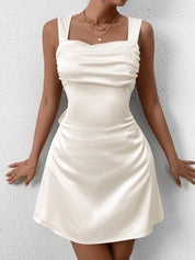 Arabela | Vestido Mini em Cetim Off-White com Drapeado e Costas Abertas