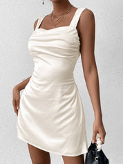 Arabela | Vestido Mini em Cetim Off-White com Drapeado e Costas Abertas