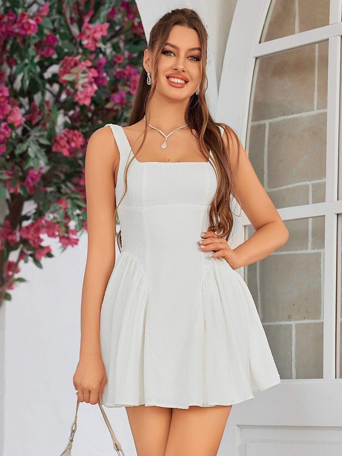 Margarida | Vestido Mini Branco com Alças Finas, Saia Evasê e Laço nas Costas