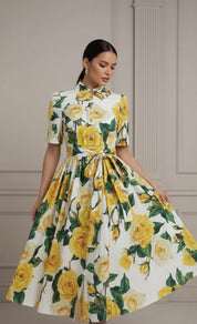 Vestido Verão com Cinto – Estampa Rosa-Amarela, Manga Curta, Comprimento Midi