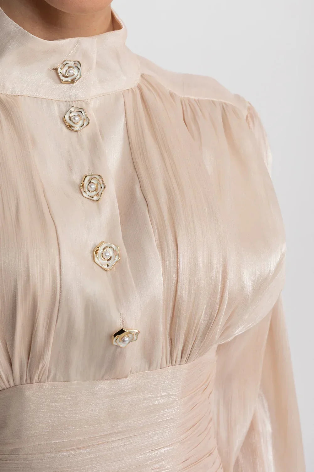 Vestido Curto Champagne Cetim Perolado – Elegância e Movimento