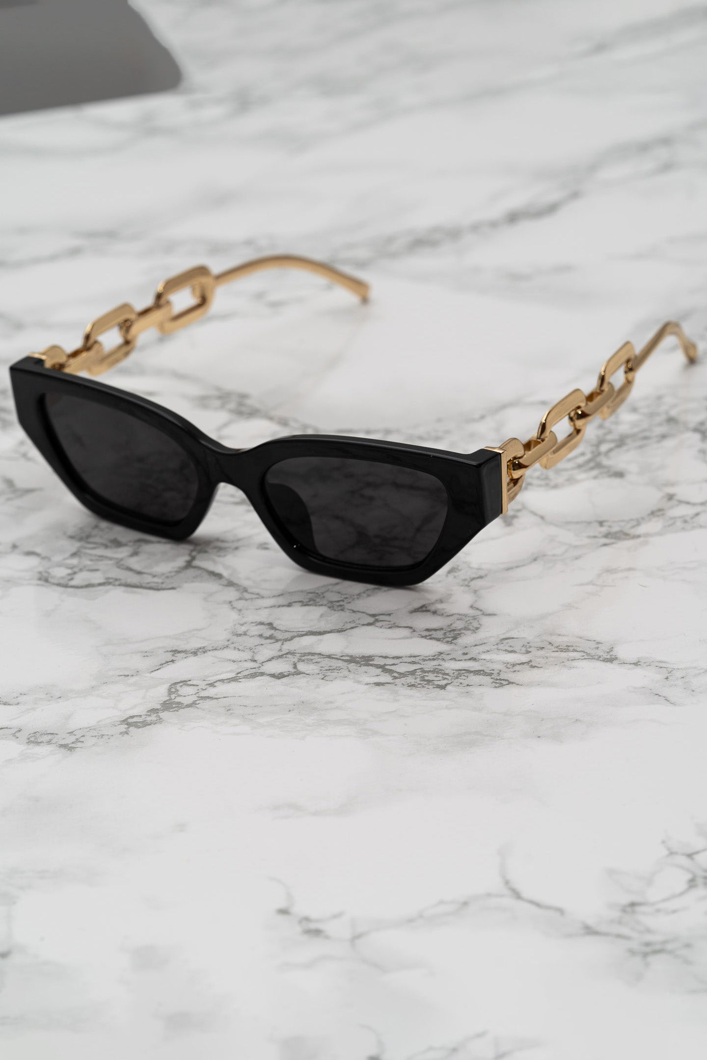 Óculos Cat-Eye com Hastes de Corrente Dourada - Preto