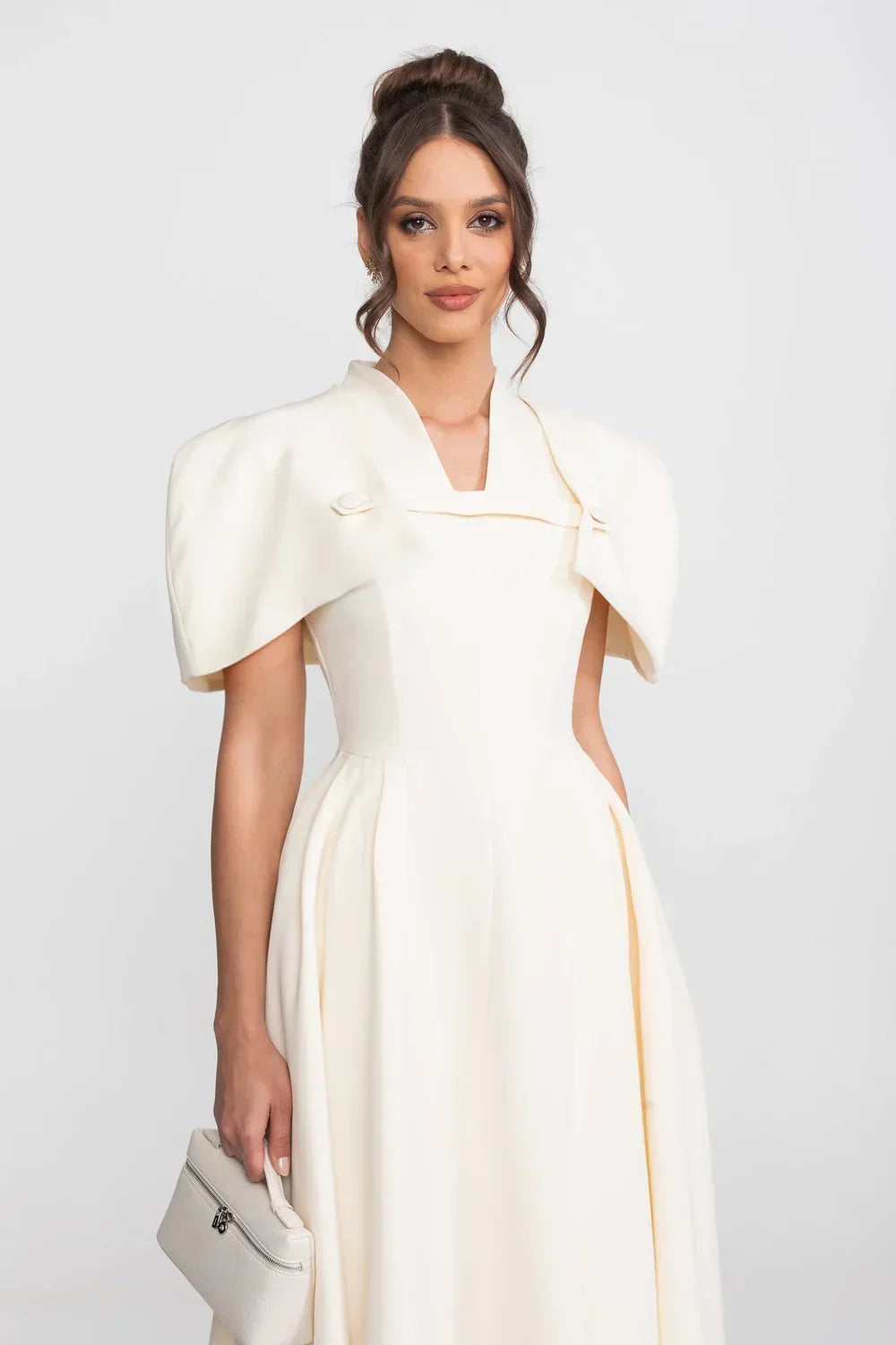 Vestido Escultural de Alta Costura com Decote em V e Efeito Capa Sobreposta