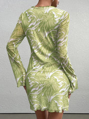 Estefânia | Vestido Mini Verde Lima Metalizado com Manga Longa e Estampa Tropical
