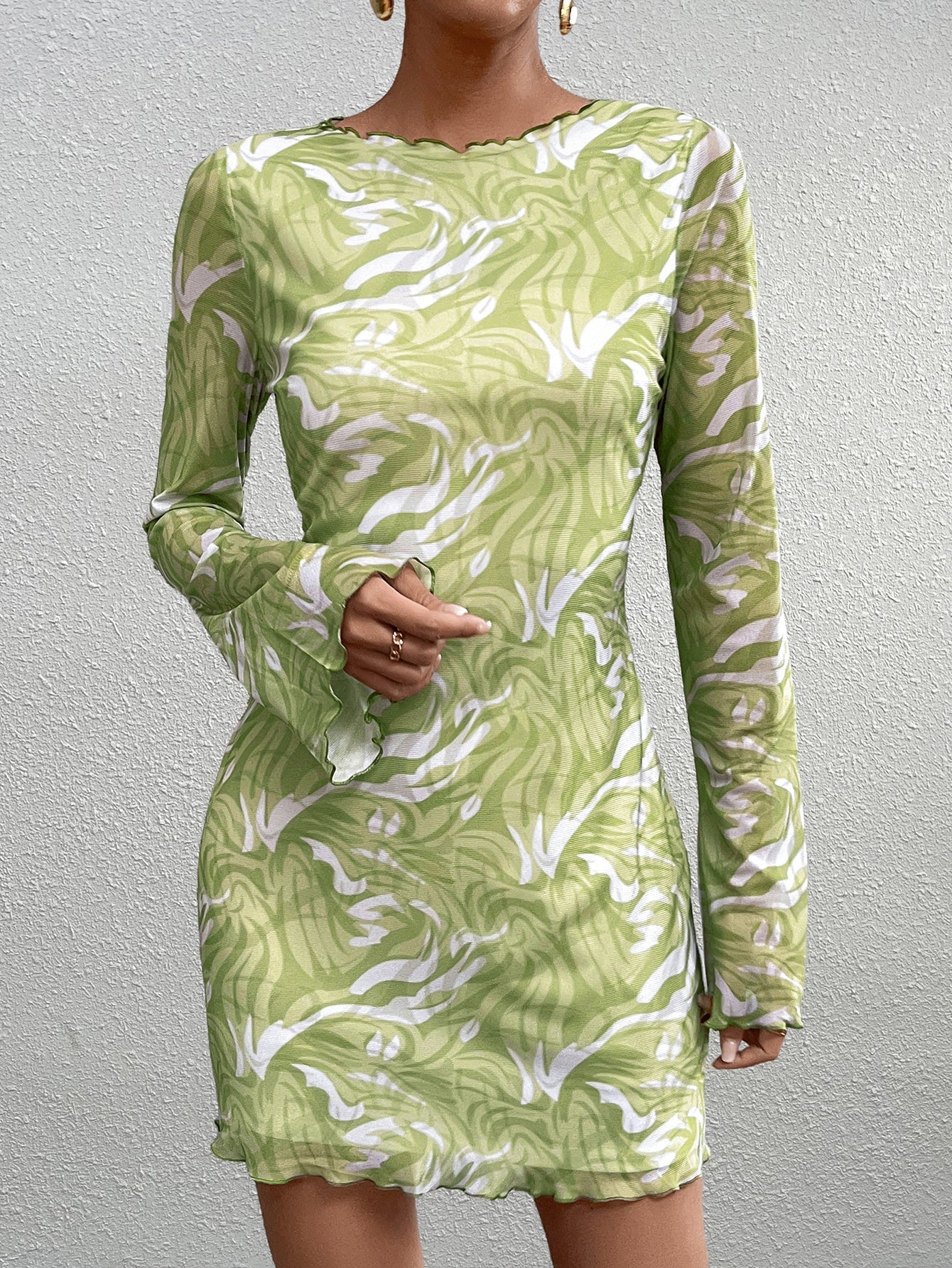 Estefânia | Vestido Mini Verde Lima Metalizado com Manga Longa e Estampa Tropical
