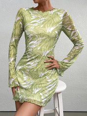 Estefânia | Vestido Mini Verde Lima Metalizado com Manga Longa e Estampa Tropical