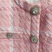 Blazer Curto de Tweed Rosa: Elegância em Tons Pastéis e Acabamento de Luxo
