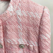 Blazer Curto de Tweed Rosa: Elegância em Tons Pastéis e Acabamento de Luxo