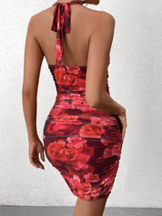 Carminda | Vestido Mini Vermelho com Decote Halter Profundo e Franzido