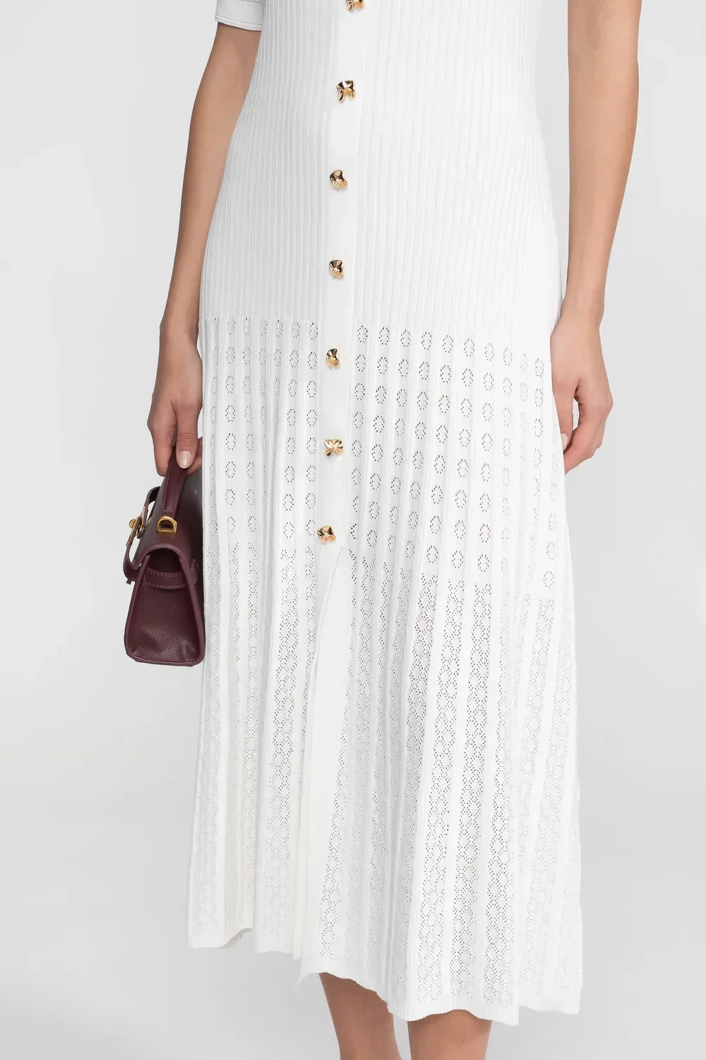 Vestido Midi em Tricô Canelado com Gola Boneca e Saia Plissada