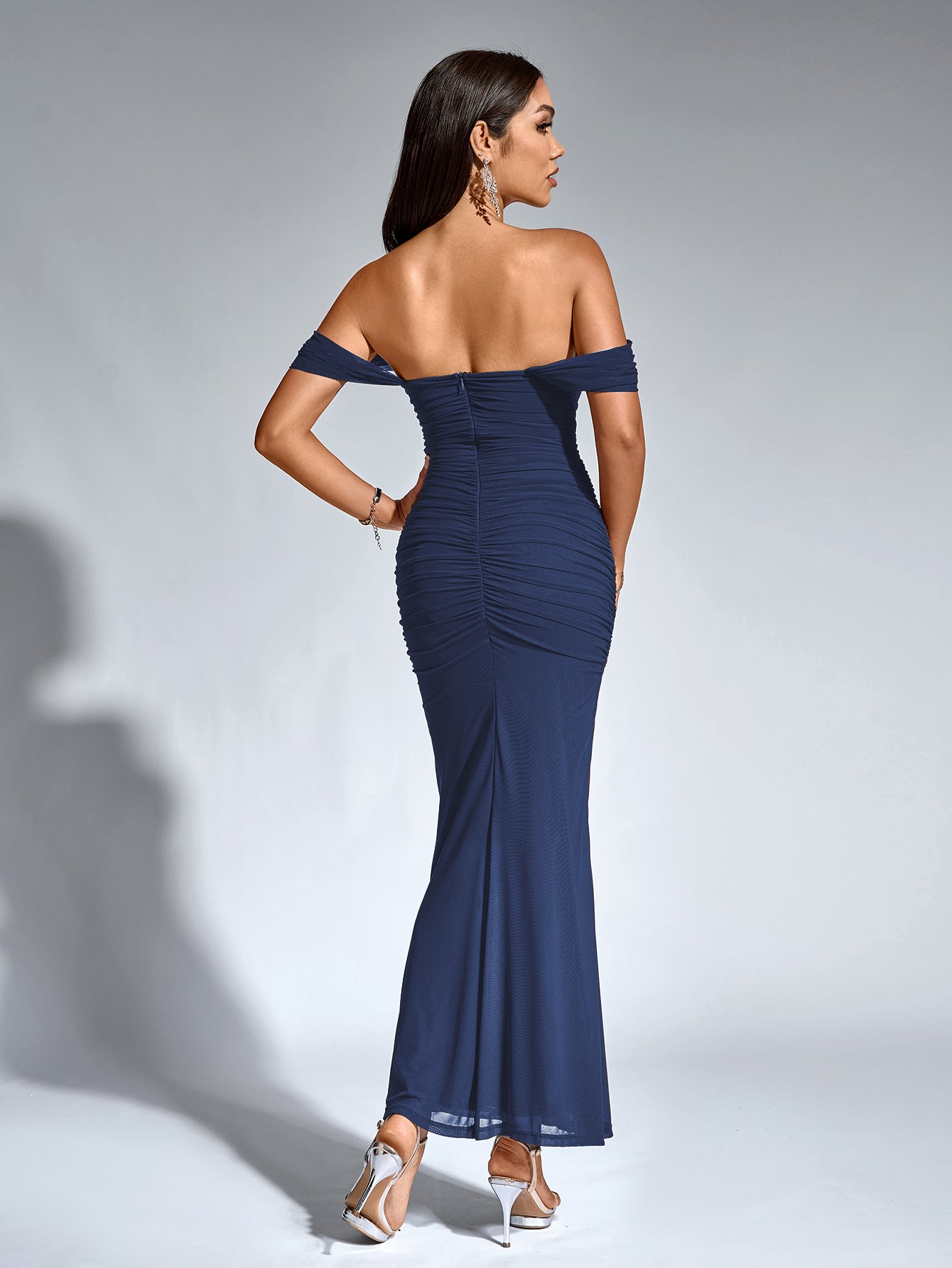 Brunilda | Vestido Midi Chocolate com Ombros Caídos e Franzido